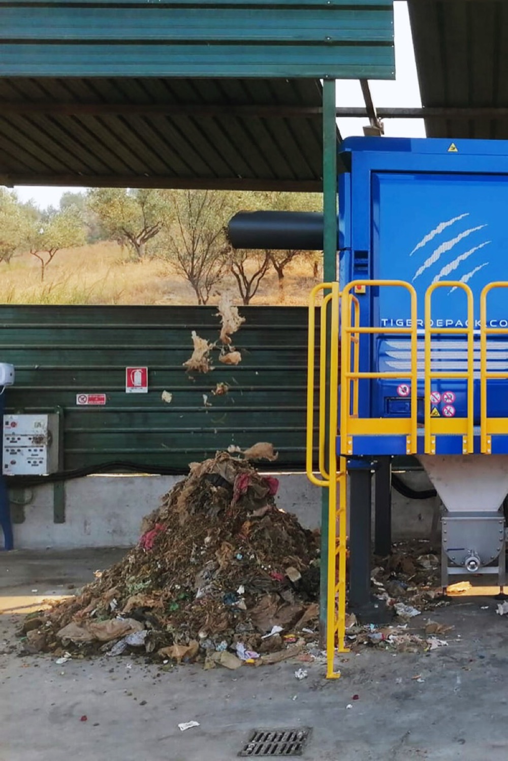 Outdoor de-packaging processing plant with separated plastic waste